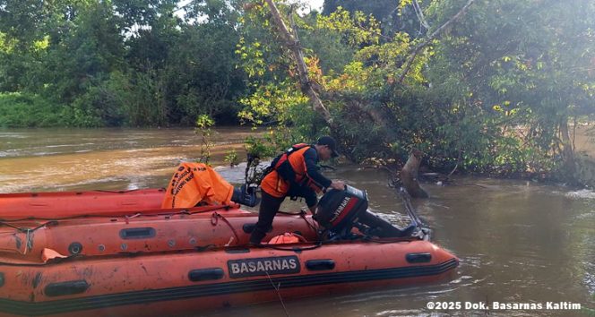 
 Petugas SAR gabungan bersiap melakukan pencarian korban perahu terbalik di Sungai Meratak, Kutai Timur, Rabu (9/10/2025).
