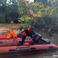 Petugas SAR gabungan bersiap melakukan pencarian korban perahu terbalik di Sungai Meratak, Kutai Timur, Rabu (9/10/2025).