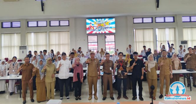 
 Peserta Workshop Festival Film Dokumenter Pelajar 2025 berfoto bersama Kepala Bidang Kebudayaan Disdikbud Kukar, Puji Utomo dan para tamu undangan usai pembukaan kegiatan di Gedung Serbaguna Disdikbud Kukar. (Indirwan/Fairuzzabady/Kumalanews.id)
