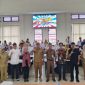 Peserta Workshop Festival Film Dokumenter Pelajar 2025 berfoto bersama Kepala Bidang Kebudayaan Disdikbud Kukar, Puji Utomo dan para tamu undangan usai pembukaan kegiatan di Gedung Serbaguna Disdikbud Kukar. (Indirwan/Fairuzzabady/Kumalanews.id)