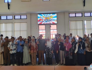 Peserta Workshop Festival Film Dokumenter Pelajar 2025 berfoto bersama Kepala Bidang Kebudayaan Disdikbud Kukar dan para tamu undangan usai penutupan kegiatan di Gedung Serbaguna Disdikbud Kukar. (Indirwan/Fairuzzabady/Kumalanews.id)