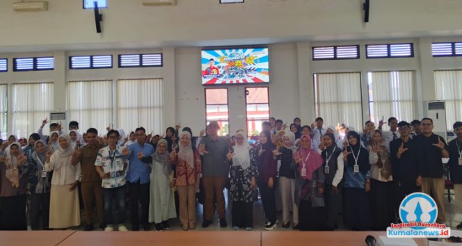 
 Peserta Workshop Festival Film Dokumenter Pelajar 2025 berfoto bersama Kepala Bidang Kebudayaan Disdikbud Kukar dan para tamu undangan usai penutupan kegiatan di Gedung Serbaguna Disdikbud Kukar. (Indirwan/Fairuzzabady/Kumalanews.id)
