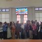 Peserta Workshop Festival Film Dokumenter Pelajar 2025 berfoto bersama Kepala Bidang Kebudayaan Disdikbud Kukar dan para tamu undangan usai penutupan kegiatan di Gedung Serbaguna Disdikbud Kukar. (Indirwan/Fairuzzabady/Kumalanews.id)