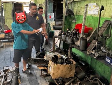 Pelaku K saat menunjukkan lokasi kepada petugas tempat dirinya melakukan aksi pencurian pen hidrolik Jet Sea Truck beserta sejumlah peralatan lainnya milik PT Mira Mirza Thoha.
