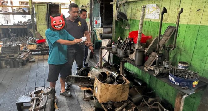 
 Pelaku K saat menunjukkan lokasi kepada petugas tempat dirinya melakukan aksi pencurian pen hidrolik Jet Sea Truck beserta sejumlah peralatan lainnya milik PT Mira Mirza Thoha.