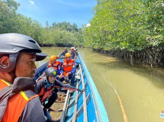 Tim SAR gabungan melakukan pencarian Seorang warga bernama Pardi Wijaya (31) dilaporkan diterkam buaya saat sedang memancing di Sungai Kariangau, Kecamatan Balikpapan Barat, Kalimantan Timur, pada Rabu (15/10/2025).