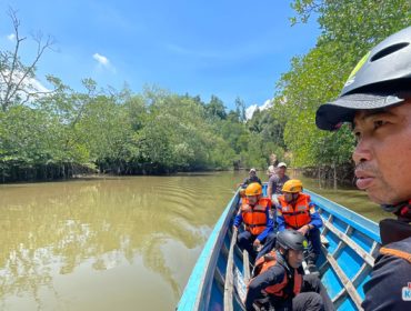 Tim SAR Gabungan saat melakukan pencarian terhadap seorang pemancing yang diduga diterkam buaya di Sungai Kariangau, Kelurahan Solok Tengah, Balikpapan Barat, Rabu (15/10/2025).