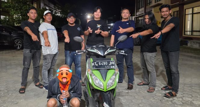 
 Satuan Reserse Kriminal (Satreskrim) Polres Kutai Kartanegara berhasil mengungkap kasus pencurian kendaraan bermotor yang terjadi hampir setahun lalu. Pelaku beraksi dengan modus melihat motor korban terparkir dengan kunci masih menempel, lalu langsung membawa kabur kendaraan tersebut.