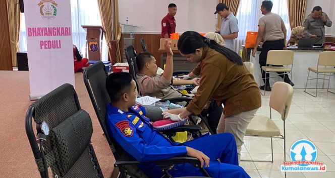 
 Kegiatan donor darah yang diikuti personel kepolisian bersama sejumlah unsur masyarakat ini berlangsung di Ruang Tri Brata Polres Kutai Kartanegara, Rabu (22/10/2025). Kegiatan bertema “Polisi Humanis, Harapan Masyarakat” tersebut dilaksanakan serentak di seluruh Indonesia. (Foto: Fairuzzabady)