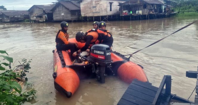 
 Tim SAR gabungan melakukan pencarian terhadap seorang remaja bernama Muhammad Fajar (18) yang dilaporkan tenggelam di Sungai Karang Mumus, Kecamatan Sungai Pinang, Kota Samarinda.