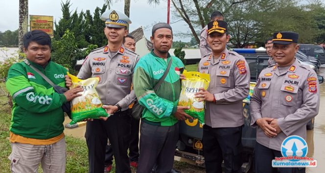 
 Kapolres Kutai Kartanegara (Kukar), AKBP Khairul Basyar, menyerahkan bantuan berupa beras kepada salah satu pengemudi ojek online dalam kegiatan sosial yang berlangsung di Tenggarong.
