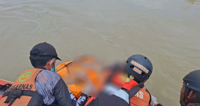 Tim SAR Gabungan berhasil mengevakuasi seorang remaja yang tenggelam di Sungai Karang Mumus, Kota Samarinda.