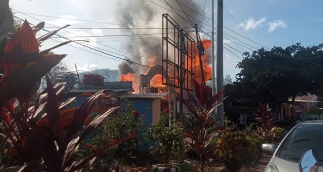 Kebakaran hebat melanda kawasan pemukiman di RT 30 Simpang Kitadin, Desa Bangun Rejo, Kecamatan Tenggarong Seberang, pada Sabtu (25/10/2025) sore.