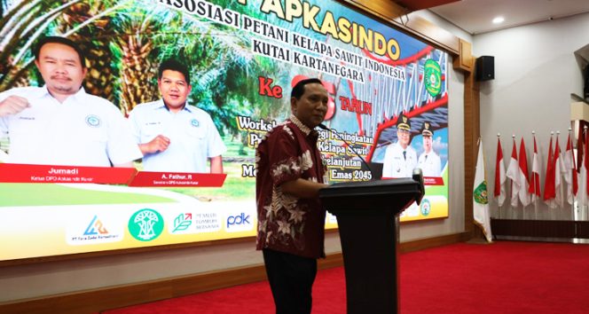 
 Asisten II Bidang Perekonomian dan Pembangunan Sekretariat Daerah Kabupaten Kutai Kartanegara, Ahyani Fadianur Diani, menyampaikan sambutan dalam peringatan HUT ke-25 Asosiasi Petani Kelapa Sawit Indonesia (APKASINDO) yang dirangkai dengan Workshop Strategi Peningkatan Produktivitas Kelapa Sawit Swadaya Berkelanjutan Menuju Indonesia Emas 2045, di Pendopo Odah Etam, Tenggarong, Selasa (28/10/2025). Sumber Foto: Bety Dokpim Kukar