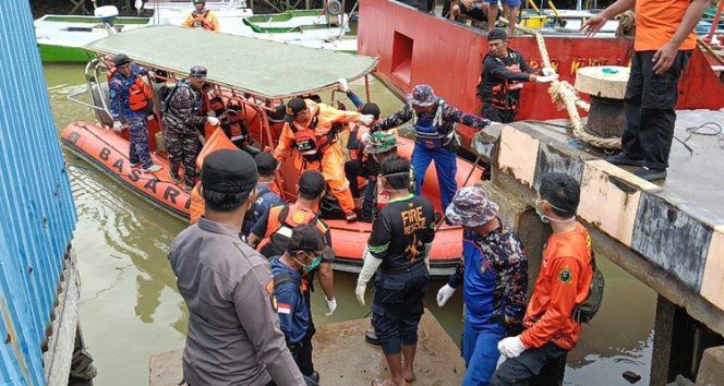 Tim SAR Gabungan menemukan satu korban di perairan tempat tenggelamnya KM Mina Maritim 148. Korban dievakuasi ke Posko SAR Talisayan untuk mendapat penanganan awal, sebelum dibawa ke RS Pratama Talisayan guna pemeriksaan medis lanjutan.