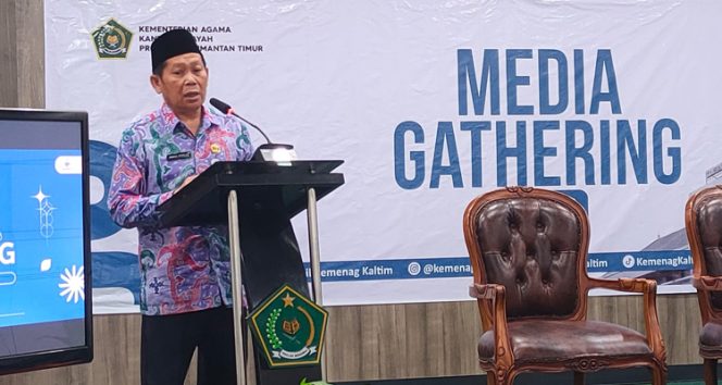 Kepala Kantor Wilayah Kementerian Agama Provinsi Kalimantan Timur, Abdul Khaliq, memberikan sambutan pada kegiatan Media Gathering triwulan ketiga tahun 2025, Rabu (29/10/2025). Sumber Foto: Rusli