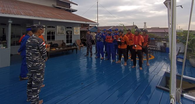 Tim SAR gabungan melanjutkan operasi pencarian delapan awak kapal KM Fadil Jaya 12 yang tenggelam di Perairan Muara Pantauan, Kutai Kartanegara, Kamis (30/10/2025).