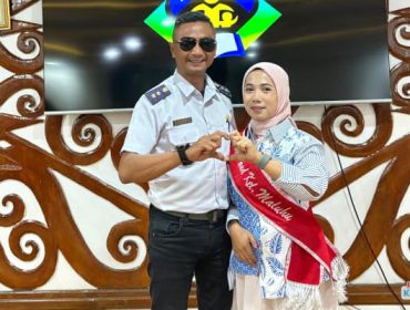 Bunda PAUD Kelurahan Maluhu bersama Lurah Maluhu, Tri Joko Kuncoro, berpose usai dinyatakan sebagai pemenang Lomba Bunda PAUD tingkat Provinsi Kalimantan Timur.