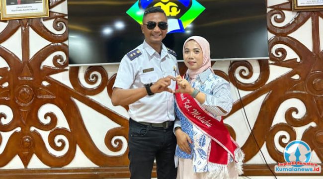 Bunda PAUD Kelurahan Maluhu bersama Lurah Maluhu, Tri Joko Kuncoro, berpose usai dinyatakan sebagai pemenang Lomba Bunda PAUD tingkat Provinsi Kalimantan Timur.