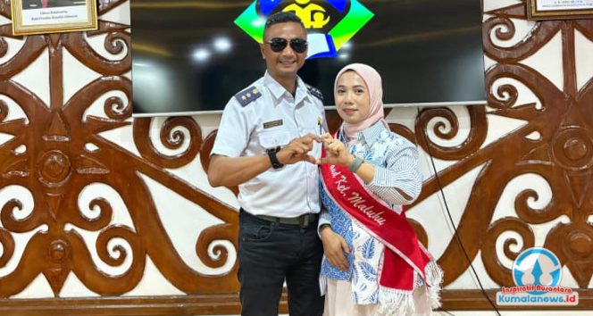 
 Bunda PAUD Kelurahan Maluhu bersama Lurah Maluhu, Tri Joko Kuncoro, berpose usai dinyatakan sebagai pemenang Lomba Bunda PAUD tingkat Provinsi Kalimantan Timur.