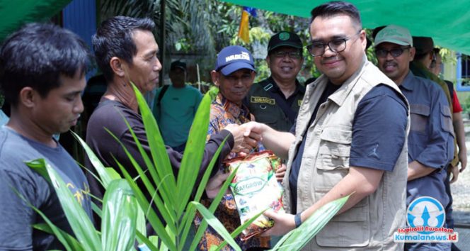 
 Penyerahan Bantuan Oleh Bupati Kutai Kartanegara Aulia Rahman Basri Kepada Kelompok Tani dan Nelayan Desa Kahala Ilir.