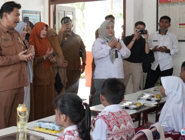 Sekretaris Daerah Kutai Kartanegara, Sunggono, mendampingi kunjungan Anggota DPD RI di SDN 001 Tenggarong untuk memastikan pelaksanaan program Makan Bergizi Gratis (MBG) berjalan lancar.