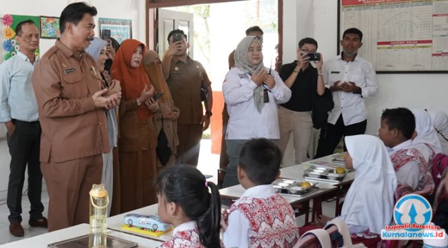 Sekretaris Daerah Kutai Kartanegara, Sunggono, mendampingi kunjungan Anggota DPD RI di SDN 001 Tenggarong untuk memastikan pelaksanaan program Makan Bergizi Gratis (MBG) berjalan lancar.