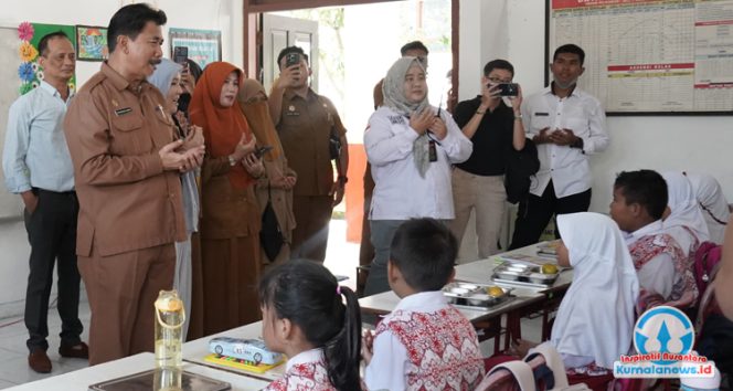 
 Sekretaris Daerah Kutai Kartanegara, Sunggono, mendampingi kunjungan Anggota DPD RI di SDN 001 Tenggarong untuk memastikan pelaksanaan program Makan Bergizi Gratis (MBG) berjalan lancar.