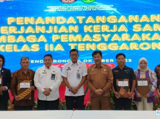 Sekretaris Daerah Kutai Kartanegara, Sunggono, bersama para pihak berfoto bersama usai penandatanganan Perjanjian Kerja Sama (PKS) antara Lembaga Pemasyarakatan (Lapas) Kelas II Tenggarong dengan sejumlah mitra strategis di Pendopo Odah Etam, Tenggarong, Selasa (14/10/2025).
