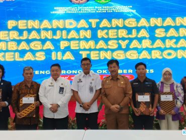 Sekretaris Daerah Kutai Kartanegara, Sunggono, bersama para pihak berfoto bersama usai penandatanganan Perjanjian Kerja Sama (PKS) antara Lembaga Pemasyarakatan (Lapas) Kelas II Tenggarong dengan sejumlah mitra strategis di Pendopo Odah Etam, Tenggarong, Selasa (14/10/2025).