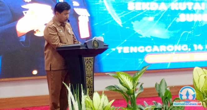 
 Sekretaris Daerah Kutai Kartanegara, Sunggono, saat menyampaikan sambutan pada kegiatan penandatanganan Perjanjian Kerja Sama (PKS) antara Lembaga Pemasyarakatan (Lapas) Kelas II Tenggarong dengan sejumlah mitra strategis di Pendopo Odah Etam, Tenggarong, Selasa (14/10/2025).