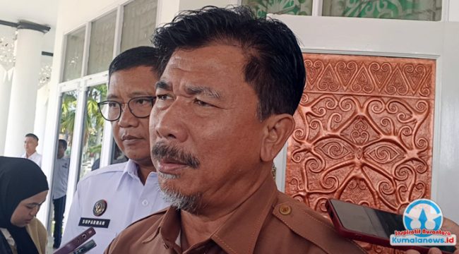 Sekretaris Daerah Kutai Kartanegara, Sunggono, saat memberikan keterangan pers kepada sejumlah awak media terkait program Kredit Kukar Idaman.