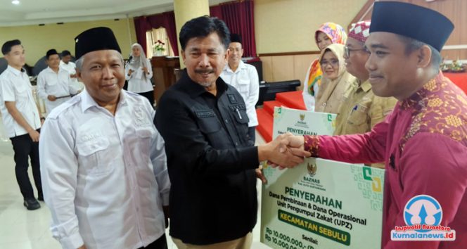 
 Sekretaris Daerah Kutai Kartanegara, Sunggono, didampingi Ketua Baznas Kukar, M. Shafik Avicenna, menyerahkan dana Bantuan Operasional dan dana pembinaan kepada para pengurus Unit Pengumpul Zakat (UPZ) tingkat kecamatan.