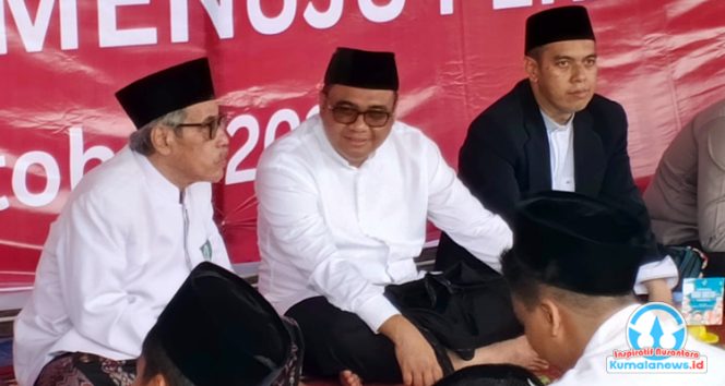 
 Bupati Kutai Kartanegara, Aulia Rahman Basri, didampingi Ketua MUI Kukar, KH. Abdul Hanan, dan Kepala Kemenag Kukar, Ariadi, menghadiri peringatan Hari Santri Nasional 2025 yang berlangsung khidmat dan penuh kebersamaan di halaman Kantor Bupati Kukar, Rabu (22/10/2025).