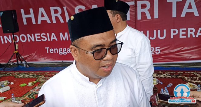 
 Bupati Kutai Kartanegara, Aulia Rahman Basri, memberikan keterangan pers mengenai komitmen Pemerintah Daerah dalam menjamin perlindungan kesehatan bagi seluruh masyarakat Kutai Kartanegara.