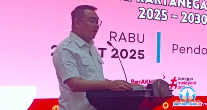 
 Bupati Kutai Kartanegara, Aulia Rahman Basri, memberikan sambutan sekaligus arahan pada acara pengukuhan pengurus Dewan Kerajinan Nasional Daerah (Dekranasda) Kutai Kartanegara yang berlangsung di Pendopo Odah Etam, Rabu (22/10/2025).