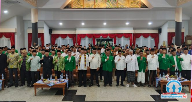 
 Bupati Kutai Kartanegara, Aulia Rahman Basri, berfoto bersama para pengurus Pengurus Cabang Nahdlatul Ulama (PCNU) Kutai Kartanegara masa khidmat 2025–2030, serta para tamu undangan usai acara yang berlangsung di Pendopo Odah Etam, Rabu (22/10/2025) malam.