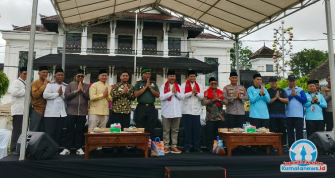 Sekretaris Daerah Kutai Kartanegara, Sunggono, berfoto bersama unsur Forkopimda Kukar, panitia pelaksana MTQ, dan tamu undangan usai menyaksikan Pawai Ta’aruf Musabaqah Tilawatil Qur’an (MTQ) ke-46 Tingkat Kabupaten Kutai Kartanegara 2025, pada Jumat (24/10/2025).