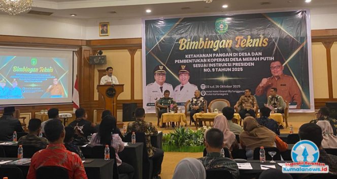 Sekretaris Daerah Kutai Kartanegara, Sunggono, memberikan sambutan dan arahan sekaligus membuka kegiatan Bimbingan Teknis Ketahanan Pangan di Desa serta Pembentukan Koperasi Merah Putih, yang berlangsung di Hotel Grand Elty, Tenggarong, pada Jumat (24/10/2025).