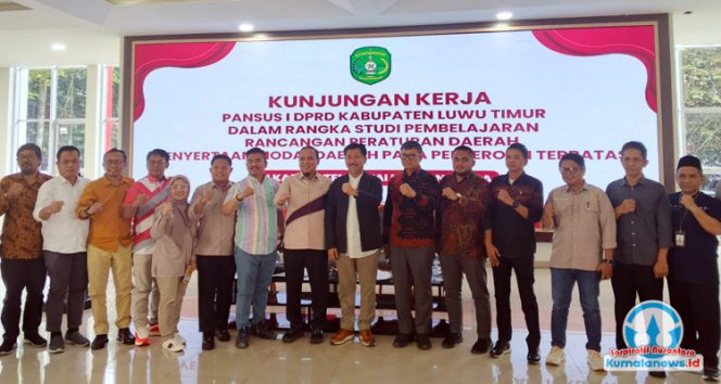 Sekretaris Daerah Kutai Kartanegara, Sunggono, berfoto bersama rombongan Dewan Perwakilan Rakyat Daerah (DPRD) Kabupaten Luwu Timur, Provinsi Sulawesi Selatan, usai melaksanakan kunjungan kerja di Ruang Serbaguna Kantor Bupati Kutai Kartanegara, pada Jumat (24/10/2025).