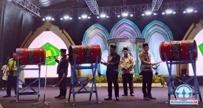 Bupati Kutai Kartanegara, Aulia Rahman Basri, secara resmi membuka Musabaqah Tilawatil Qur’an (MTQ) ke-46 Tingkat Kabupaten Kutai Kartanegara Tahun 2025, yang berlangsung di Halaman Parkir Stadion Rondong Demang, Tenggarong, pada Jumat (24/10/2025), ditandai dengan pemukulan beduq sebagai simbol dimulainya kegiatan.