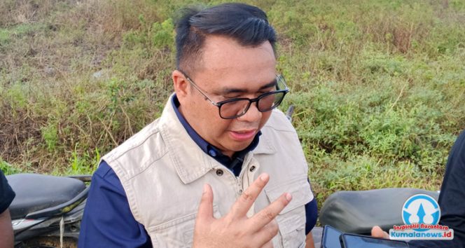 Bupati Kutai Kartanegara, Aulia Rahman Basri, memberikan keterangan pers kepada awak media terkait rencana Pemerintah Kabupaten Kutai Kartanegara untuk menerapkan kebijakan baru yang mewajibkan setiap pelaku usaha mitra pemerintah memiliki rekening di Bankaltimtara sebagai langkah memperkuat perputaran ekonomi lokal.