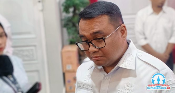 Bupati Kutai Kartanegara, Aulia Rahman Basri, memberikan keterangan pers kepada awak media terkait komitmen Pemerintah Kabupaten Kutai Kartanegara dalam memperkuat perekonomian masyarakat melalui Program Kredit Kukar Idaman (KKI), sebuah inovasi unggulan yang memberikan fasilitas pembiayaan tanpa bunga bagi pelaku usaha kecil, petani, dan nelayan di wilayah Kutai Kartanegara.