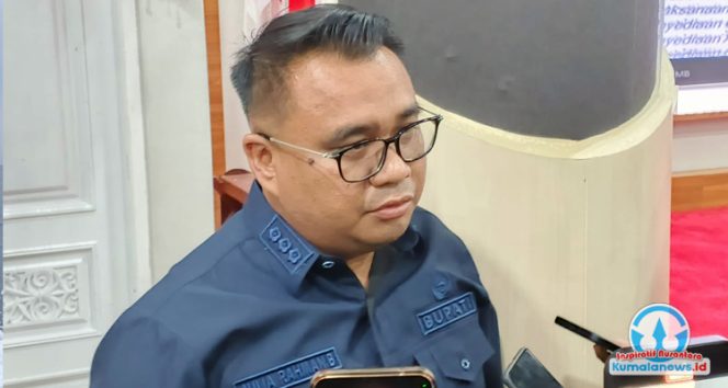 Bupati Kutai Kartanegara, Aulia Rahman Basri, memberikan keterangan pers kepada awak media pada Kamis (30/10/2025). Dalam kesempatan tersebut, ia menjelaskan bahwa Pemerintah Kabupaten Kutai Kartanegara saat ini tengah melakukan penyesuaian besar terhadap rencana kerja dan anggaran tahun 2026.