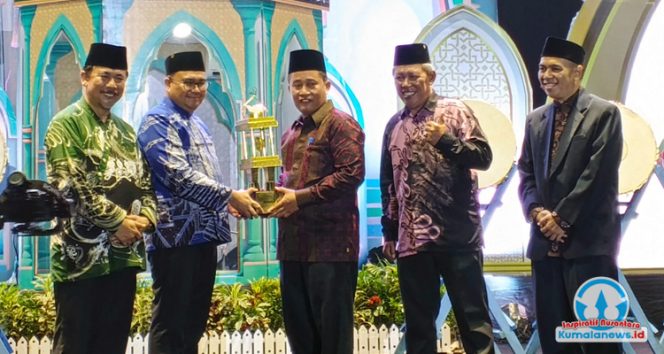 Bupati Kutai Kartanegara, Aulia Rahman Basri, didampingi Sekretaris Daerah Kukar, Sunggono, serta Kepala Kemenag Kukar, Aryadi, menyerahkan piala bergilir kepada Camat Tenggarong, Sukono, dan Sekretaris Camat Tenggarong, Syukur Eko Budi Santoso, sebagai juara umum MTQ ke-46 tingkat Kabupaten Kutai Kartanegara.
