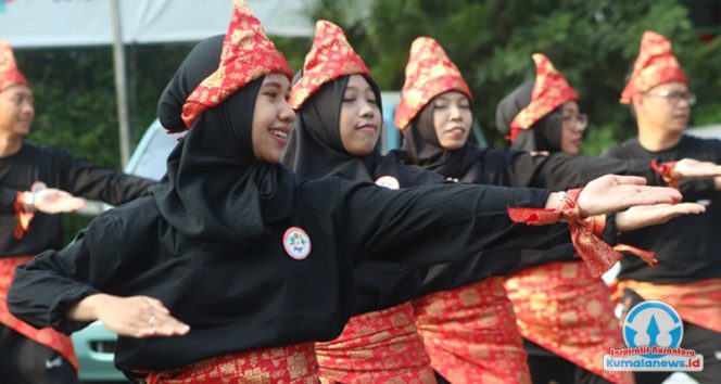 
 Tampak kompak dan penuh semangat memperagakan gerakan Senam Poco-Poco dalam kegiatan kebugaran bersama. Gerakan energik dan ritmis ini tidak hanya menjadi ajang olahraga, tetapi juga sarana mempererat solidaritas serta menumbuhkan kegembiraan di tengah peserta. Pada 2026, Dispora Kukar berencana menggandeng Purna Prakarya Muda Indonesia (PPMI) untuk menggelar Lomba Senam Poco-Poco sebagai program kreatif yang memadukan unsur kebugaran dan hiburan bagi pemuda. (Dok. Istimewa)