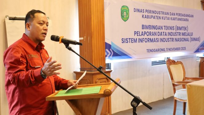
 Pelaksana Tugas (Plt) Kepala Dinas Perindustrian dan Perdagangan (Disperindag) Kutai Kartanegara, Sayyid Fathullah, memberikan sambutan sekaligus membuka kegiatan Bimbingan Teknis (Bimtek) Pelaporan Data Industri melalui Sistem Informasi Industri Nasional (SIINas) yang digelar di Hotel Grand Elty Singgasana Tenggarong, Selasa (11/11/2025).
