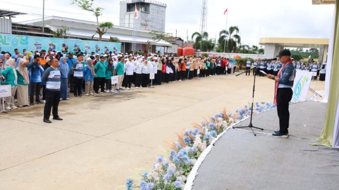 
 Asisten I Bidang Pemerintahan dan Kesejahteraan Rakyat Sekretariat Kabupaten Kutai Kartanegara, Akhmad Taufik Hidayat, memberikan sambutan pada upacara Peringatan Hari Kesehatan Nasional (HKN) ke-61 Tahun 2025 yang digelar di Rumah Sakit Umum Daerah (RSUD) Dayaku Raja, Kecamatan Kota Bangun, Rabu (12/11/2025).