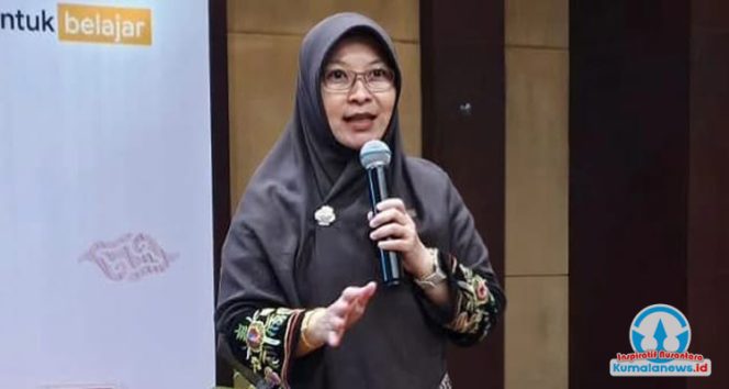 
 Plt Kepala Bidang Pembinaan SMP Disdikbud Kukar, Emy Rosana Saleh, menjelaskan mekanisme dan dasar keberadaan sekolah filial yang menjadi solusi layanan pendidikan bagi desa-desa terpencil yang jauh dari sekolah induk.