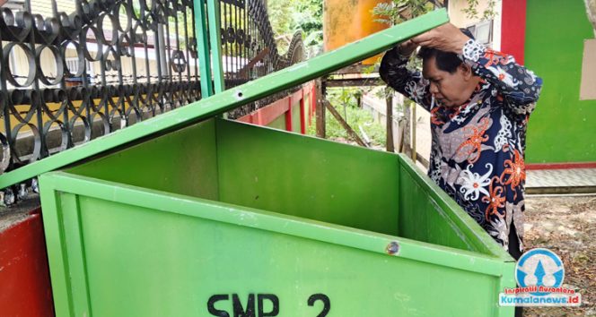 
 Kepala SMP Negeri 2 Tenggarong, Yunus, menunjukkan fasilitas bank sampah yang dikelola sekolah kepada media